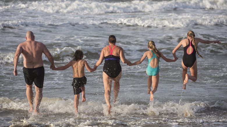 Семья бежит в океан