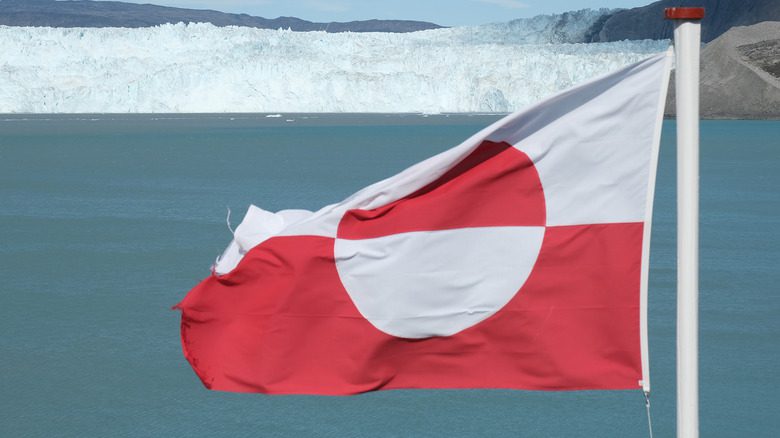 Развевающийся флаг Гренландии