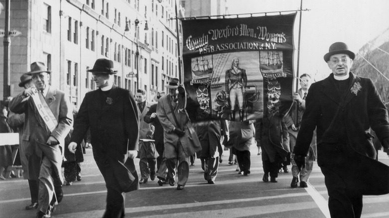 Более раннее изображение парада в честь Дня святого Патрика в Нью-Йорке
