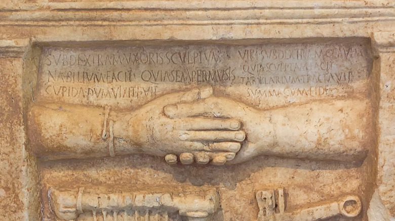 Древнегреческий рельеф с рукопожатием