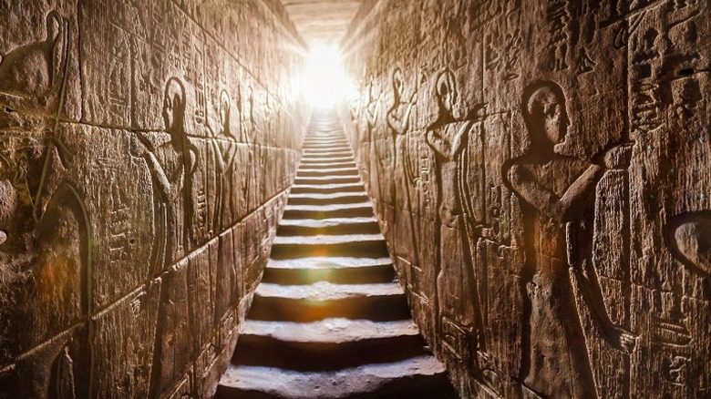 Древнеегипетский проход со ступенями и резьбой на стене