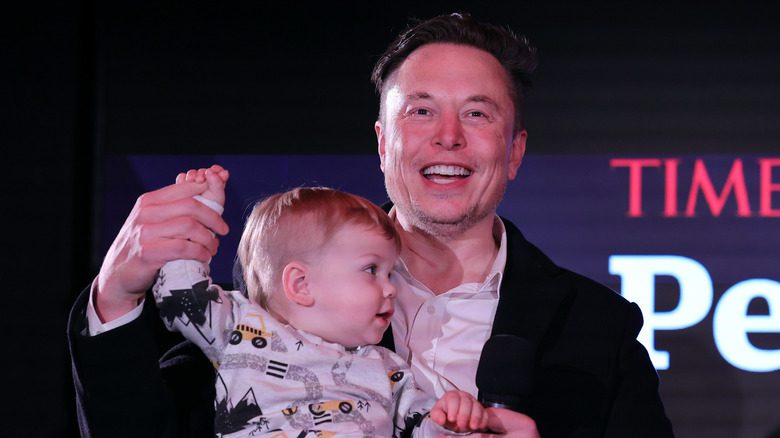 Элон Маск улыбается с ребенком