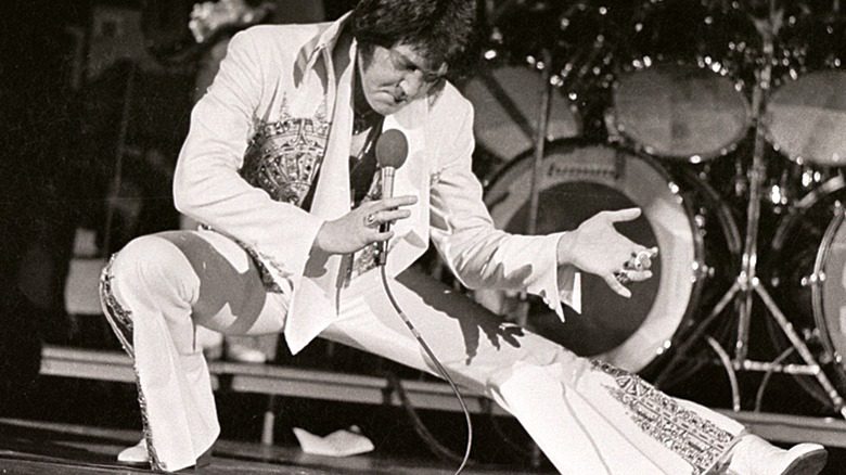 Элвис выступает на сцене, 1977 год