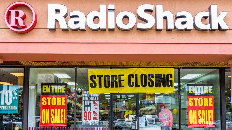 Магазин RadioShack с баннером о закрытии