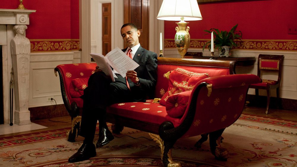  Президент Обама просматривает записи в Красной комнате, 2009 год