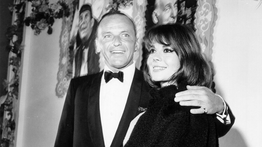 Фрэнк Синатра и Натали Вуд позируют для фото, 1966 год