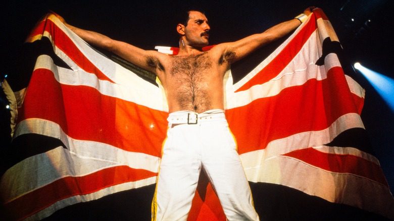 Фредди Меркьюри держит британский флаг