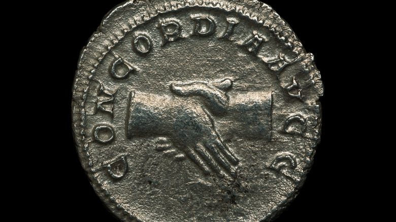 Римская монета с рукопожатием