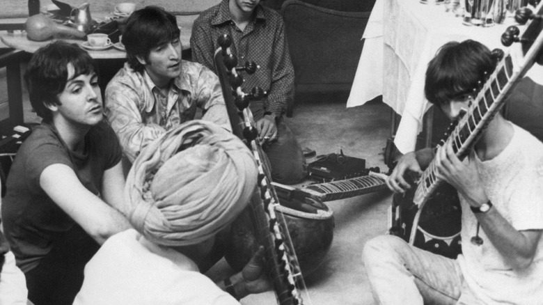 Битлз играют на ситаре в Индии в 1968 году