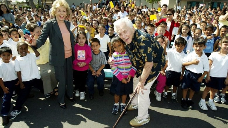 Кирк и Энн Дуглас в начальной школе Флоренс, Лос-Анджелес