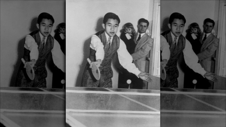 Наследный принц Акихито играет в настольный теннис