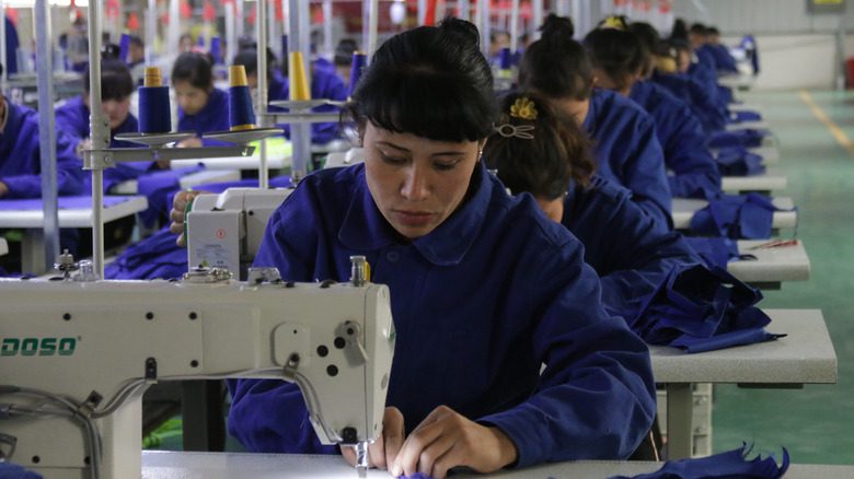 Уйгурские женщины на швейной фабрике