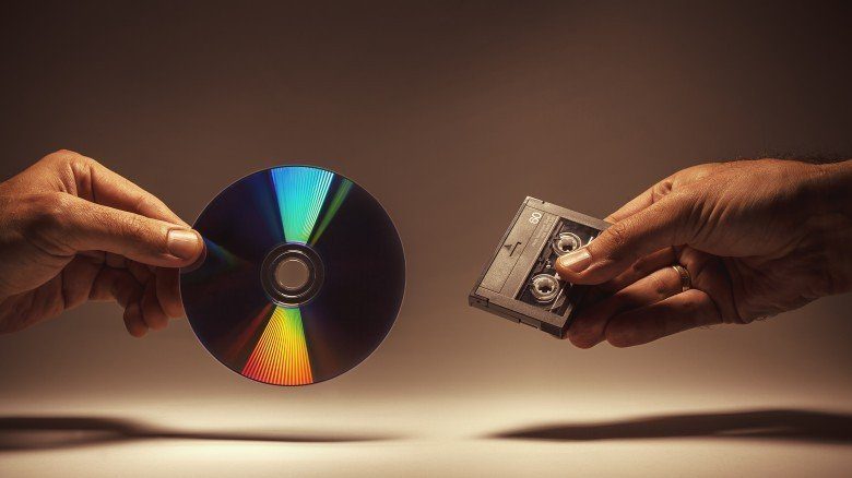 компакт-диск и магнитофонная кассета