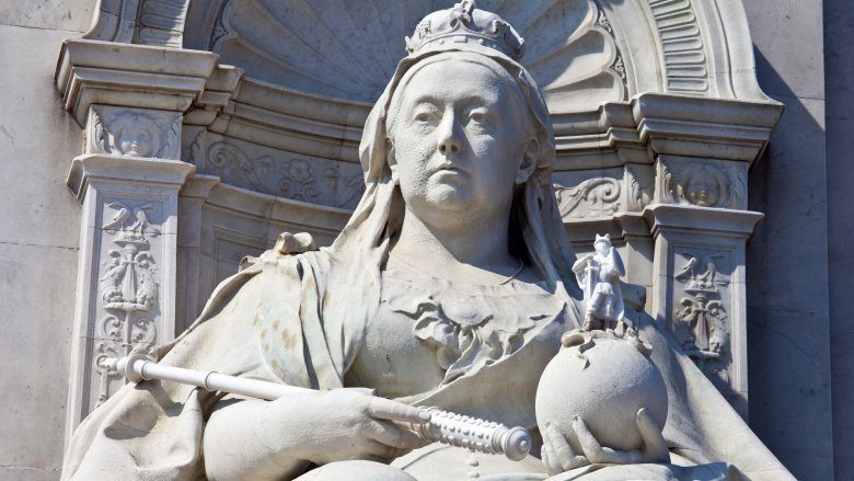 статуя королевы виктории