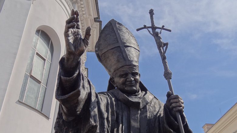 статуя папы бенедикта