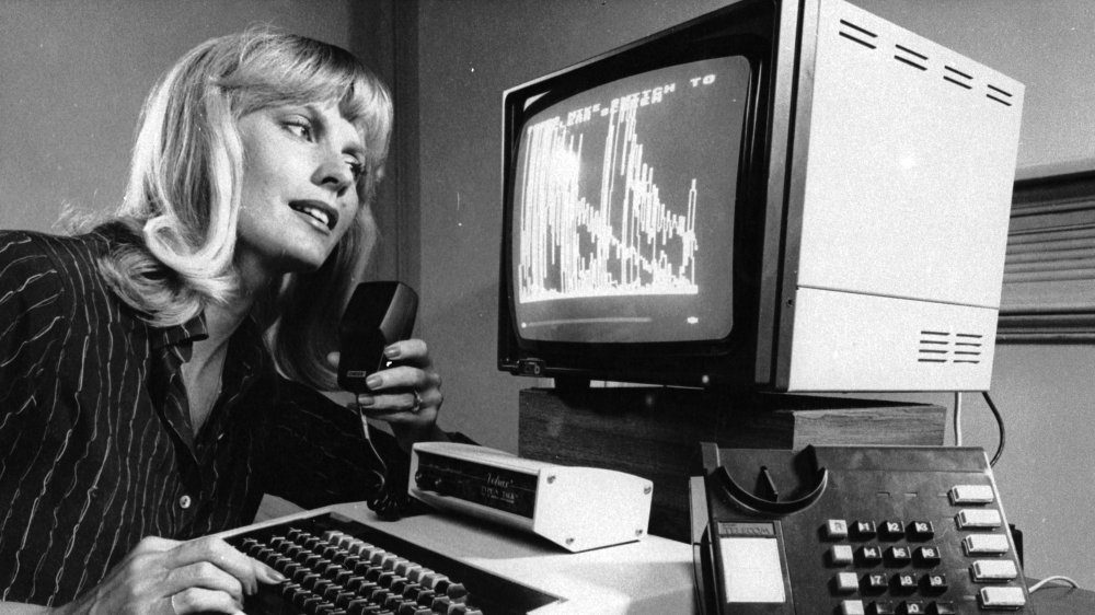 Женщина за компьютером в 1984 году