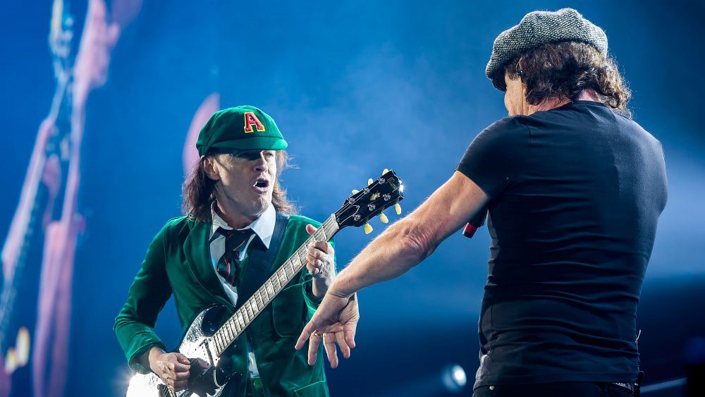 Ангус Янг и Брайан Джонсон из AC/DC выступают вживую
