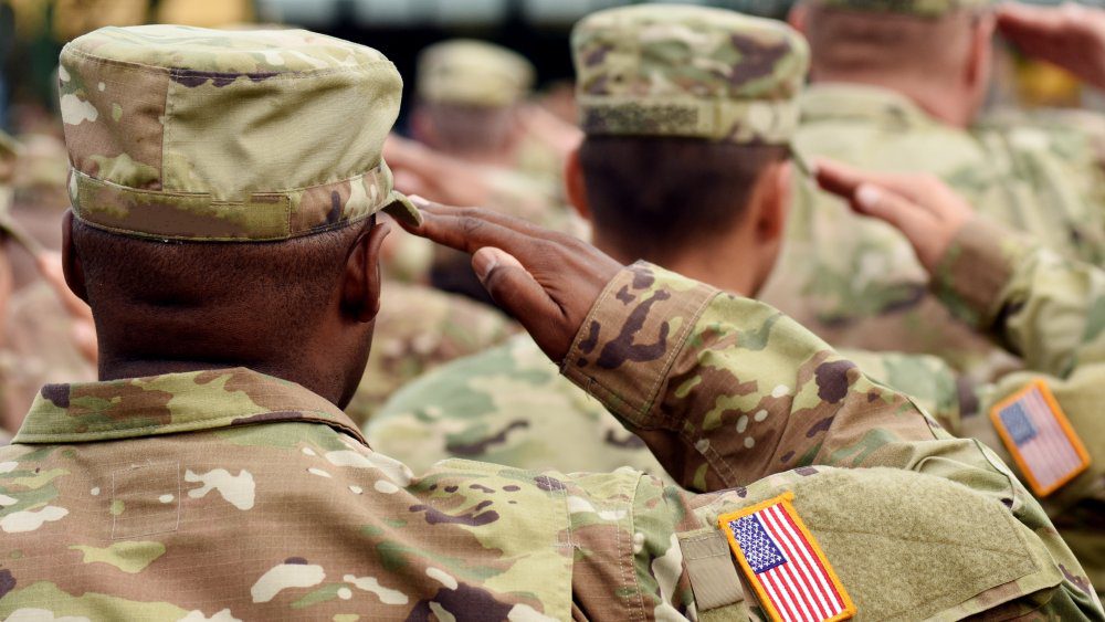 Военнослужащие армии США отдают честь