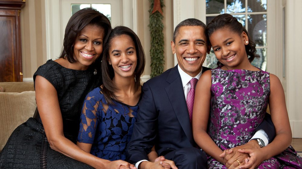 Официальный портрет семьи Обамы в Овальном кабинете работы Пита Соузы.