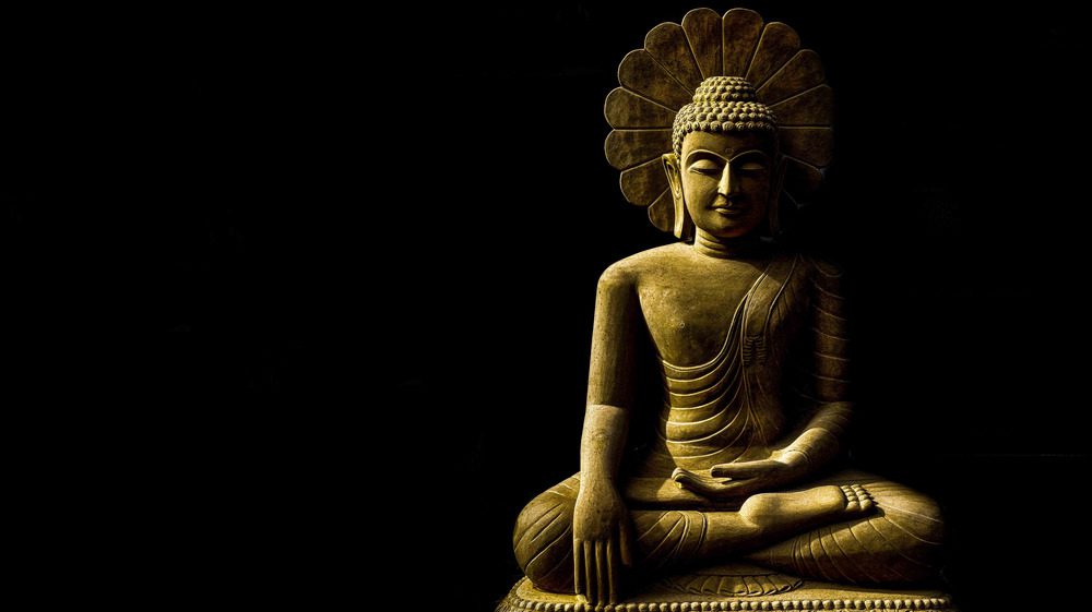 Будда медитирует на темном фоне