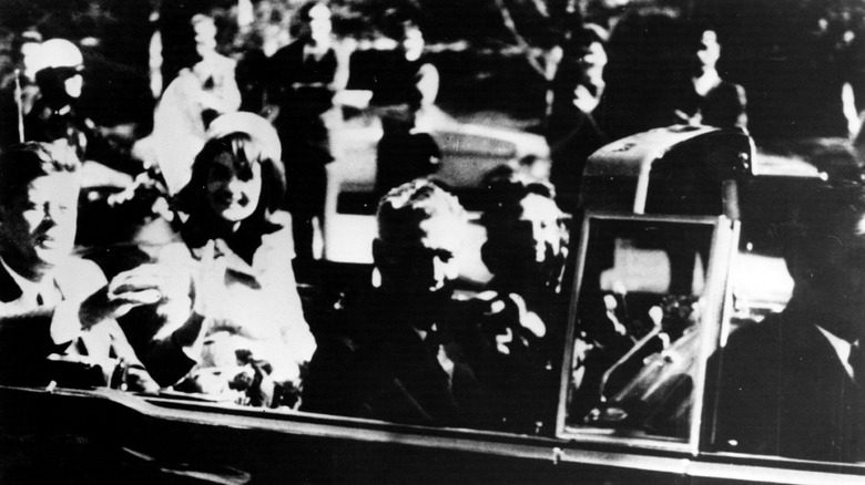 Джон Ф. и Джеки Кеннеди в машине в день его убийства