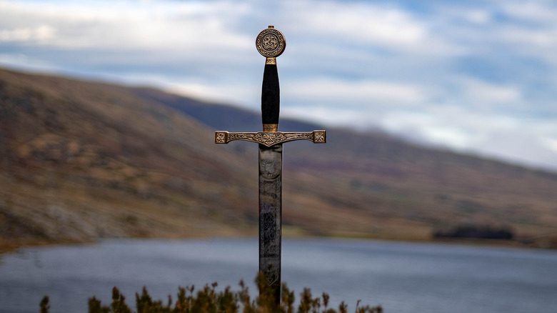 меч экскалибур в каменном озере