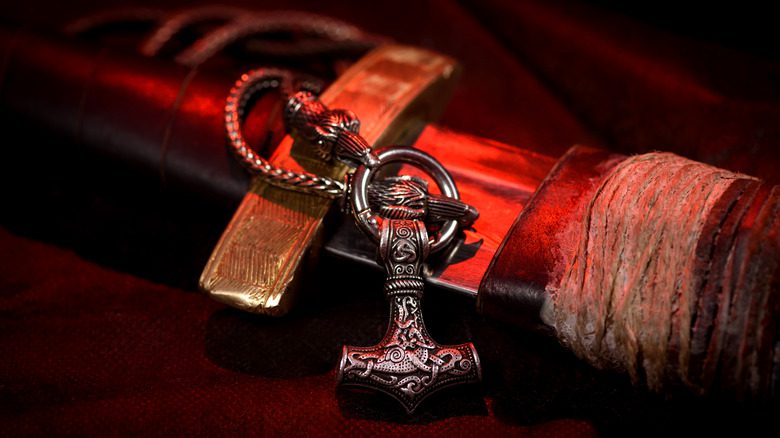 Кулон с молотом Тора, прикрепленный к мечу