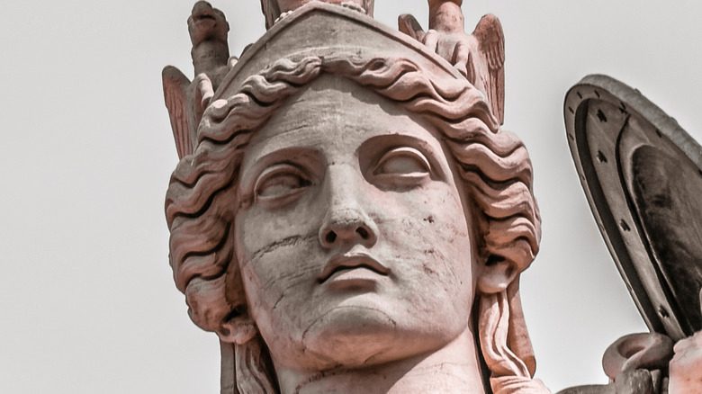 Статуя римской богини Минервы