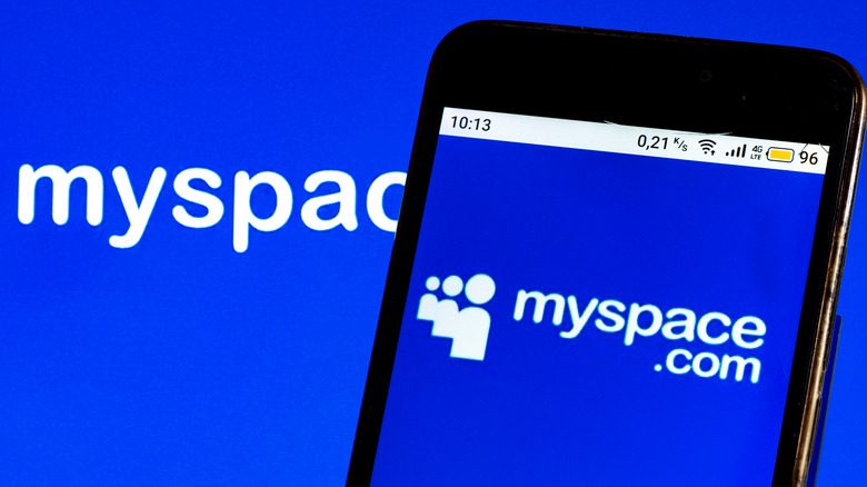 Логотип Myspace и телефон
