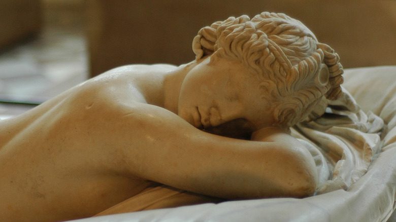 Статуя спящего Гермафродита.