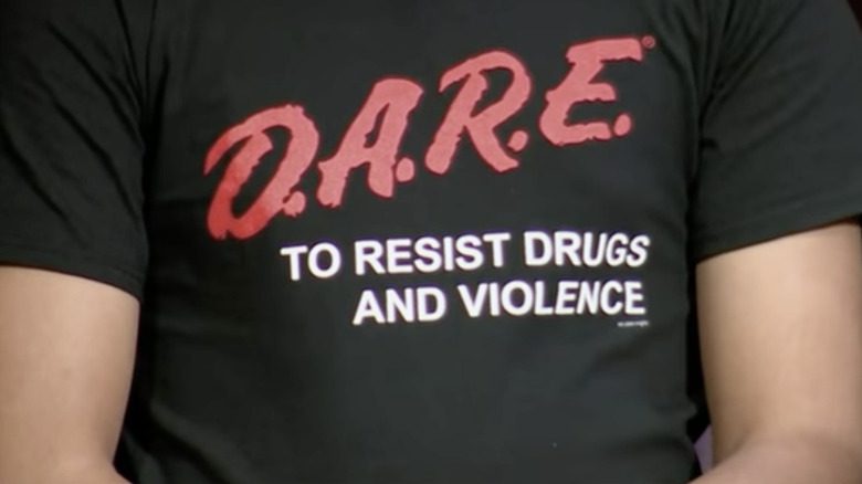 Крупный план футболки DARE, напечатанной в рамках программы