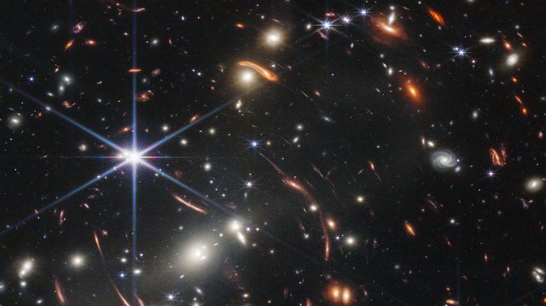 Глубокое изображение галактического поля, полученное NASA Webb.