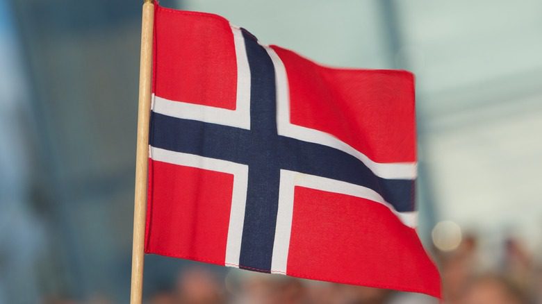 Развевающийся норвежский флаг