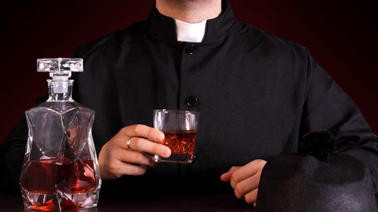 священник пьет алкоголь