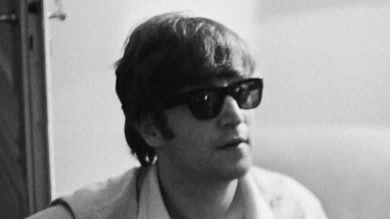 Джон Леннон играет на гитаре