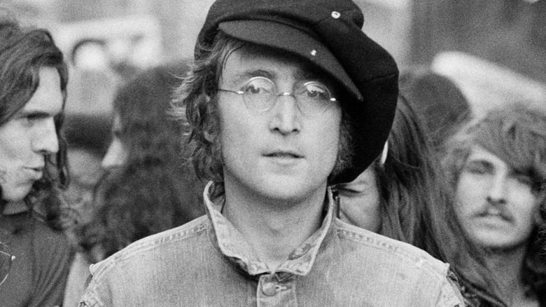 Джон Леннон стоит в толпе