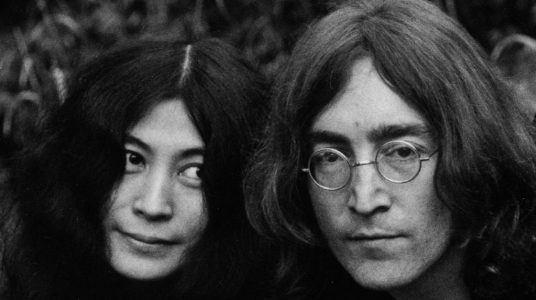 Йоко Оно наклоняется к Джону Леннону