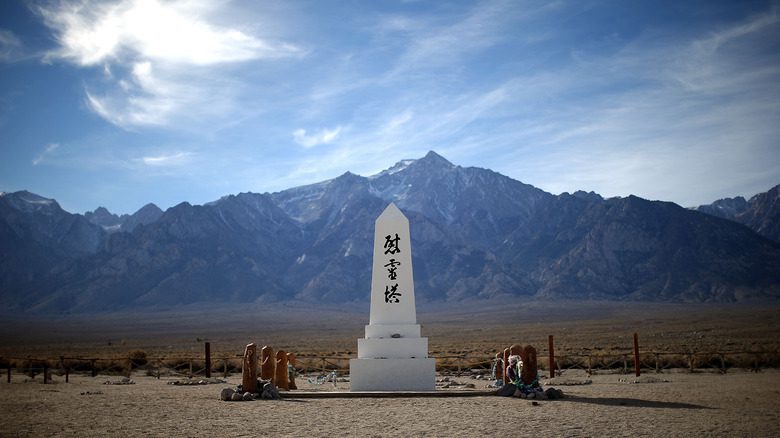Памятник в честь погибших стоит на кладбище в Национальном историческом центре Манзанар 9 декабря 2015 года недалеко от Индепенденса, штат Калифорния.
