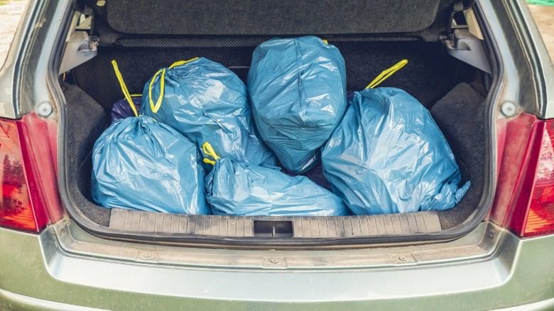мусорные пакеты в багажнике автомобиля