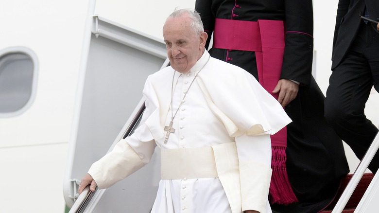 Папа Франциск выходит из самолета