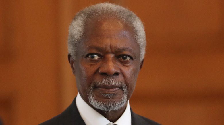 Кофи Аннан с серьезным видом