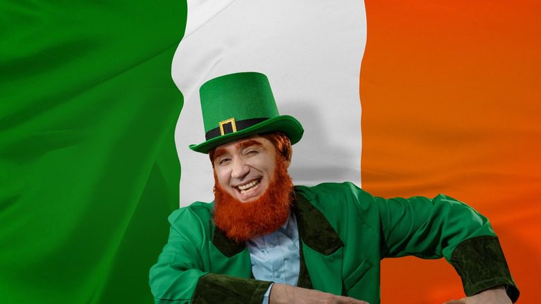 лепрекон и ирландский флаг