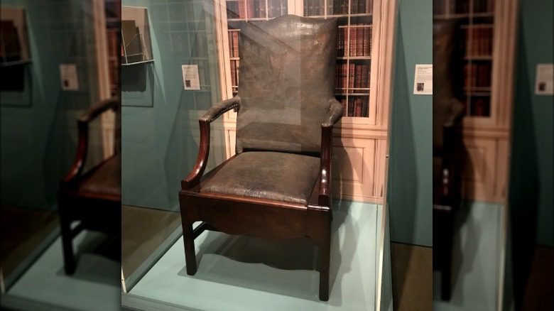 Экспонат, демонстрирующий библиотечный стул Бен Франклина со ступенчатым сиденьем
