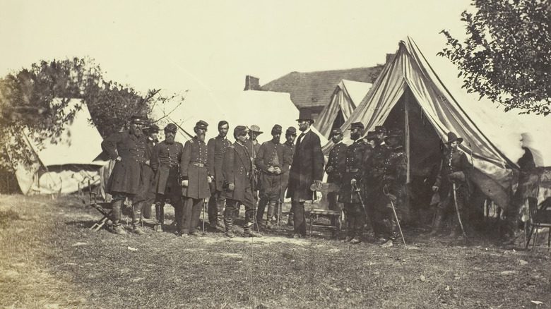Авраам Линкольн в армейском лагере