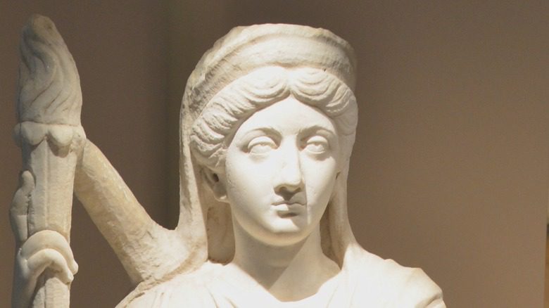 каменная статуя Луциллы