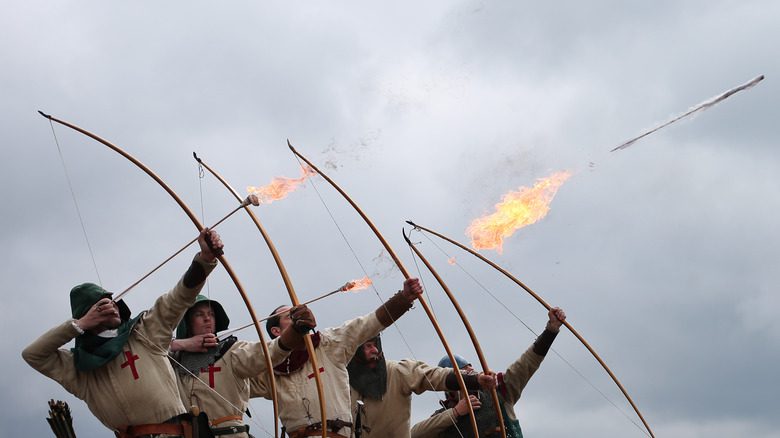 Английские длинноствольные луки, стреляющие огненными стрелами