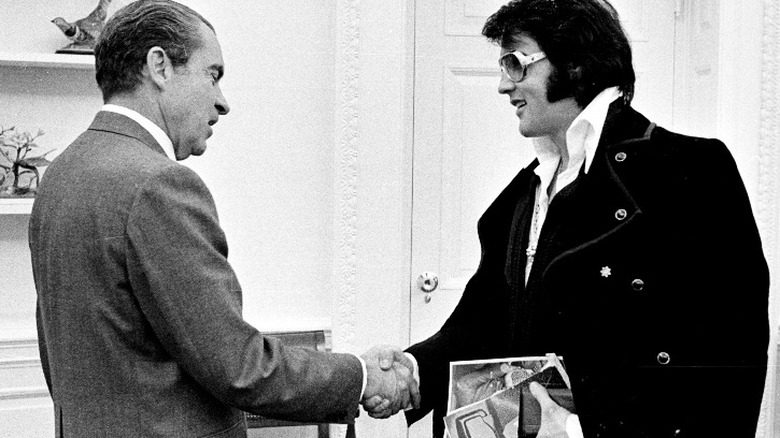 Никсон и Элвис пожимают друг другу руки