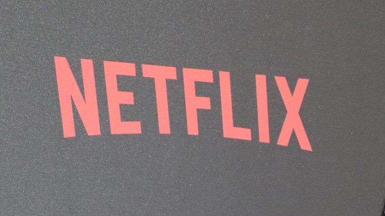 оранжевый логотип Netflix на сером фоне