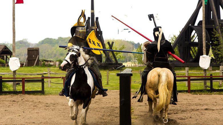 Средневековые рыцари в доспехах