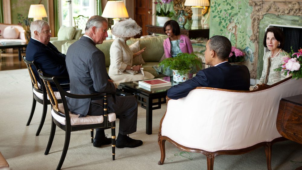 Президент Барак Обама и первая леди Мишель Обама приветствуют принца Уэльского и герцогиню Корнуоллскую, посла США Луиса Сасмана и миссис Маргарет Сасман в Уинфилд Хаус в Лондоне, Англия, 24 мая 2011 года.